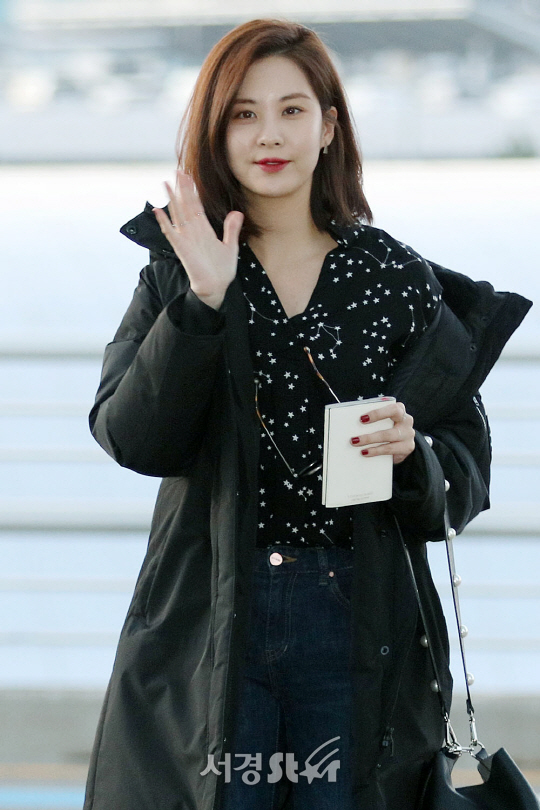 소녀시대 멤버 서현이 4일 오전 인천 중구 운서동 인천국제공항을 통해 화보 촬영 차 뉴욕으로 출국하고 있다.