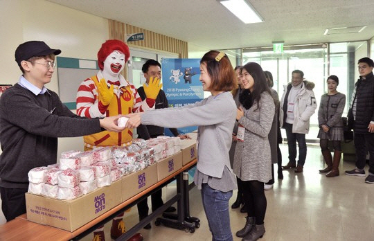 맥도날드, ‘평창올림픽 자원봉사자에 행복의 버거 전달’