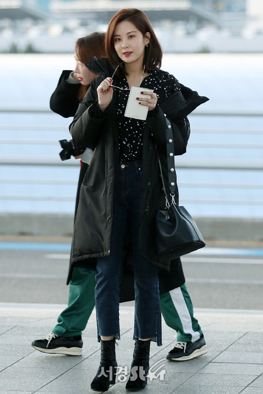 소녀시대 멤버 서현이 4일 오전 인천 중구 운서동 인천국제공항을 통해 화보 촬영 차 뉴욕으로 출국하고 있다.
