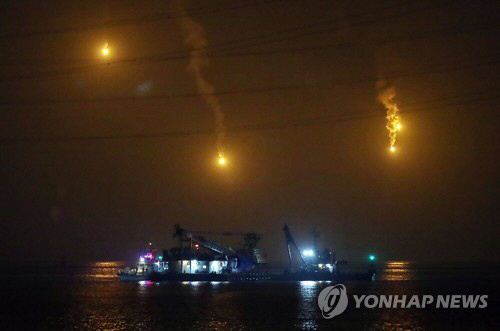 해경이 인천 낚싯배 선창1호에서 실종된 2명을 찾기위해 야간 수색 작업에 나섰지만 별다른 성과는 없었다./연합뉴스