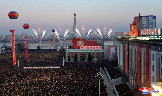 북한이 ‘화성-15형’ 발사를 계기로 국가핵무력을 완성했다며 이를 축하하는 군민연환대회를 12월 1일 평양 김일성광장에서 열었다고 조선중앙통신이 보도했다. /연합뉴스