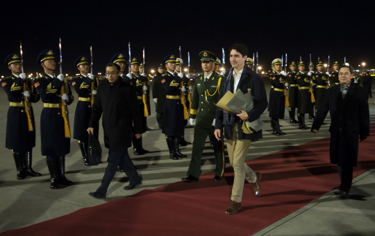 쥐스탱 트뤼도(가운데) 캐나다 총리가 지난 3일(현지시간) 중국에 도착해 환대받고 있다. /베이징=AP연합뉴스