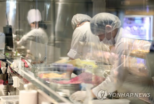 한 파리바게뜨 매장에서 제빵기사들이 당일 판매할 빵을 만들고 있다./연합뉴스
