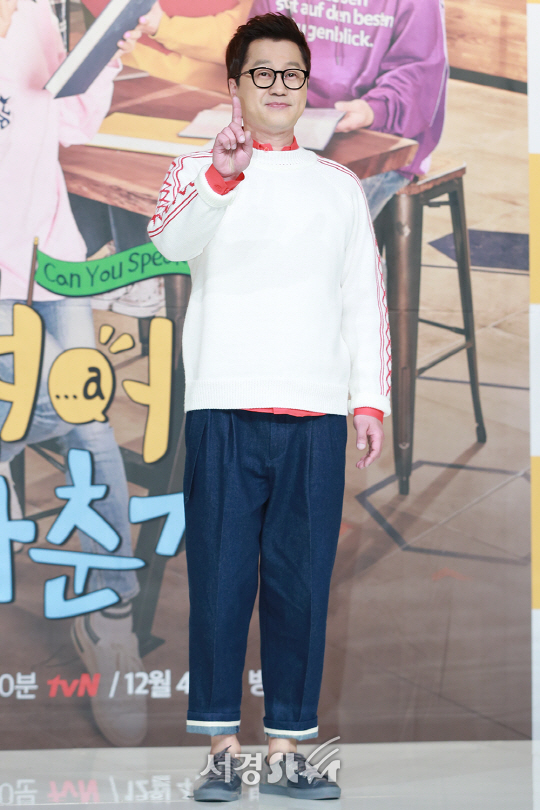 개그맨 지상렬이 4일 오후 서울 영등포구 타임스퀘어 아모리스홀에서 열린 tvN ‘나의 영어 사춘기’ 제작발표회에 참석해 포토타임을 갖고 있다.