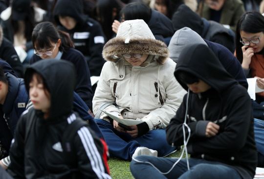 대학수학능력시험을 하루 앞둔 15일 오후 대구시 중구 대봉동 경북대학교 사범대학 부설고등학교 예비소집에 참가한 수험생들이 한파로 두꺼운 옷을 입고 주의사항을 전달받고 있다. /대전=연합뉴스