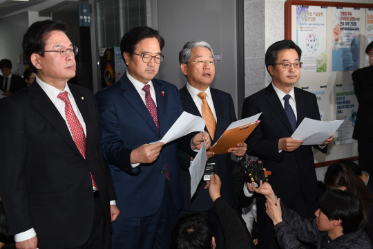 더불어민주당 우원식(왼쪽 두 번째), 자유한국당 정우택(왼쪽), 국민의당 김동철(오른쪽 두 번째) 원내대표가 4일 오후 국회에서 내년도 예산안 처리 합의문을 발표하고 있다. 오른쪽은 김동연 부총리 겸 기획재정부 장관.    /이호재기자