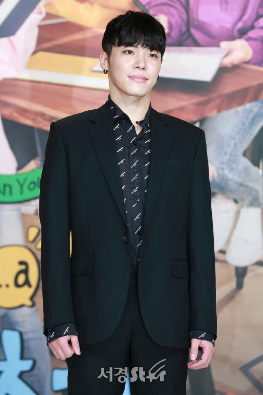 가수 휘성이 4일 오후 서울 영등포구 타임스퀘어 아모리스홀에서 열린 tvN ‘나의 영어 사춘기’ 제작발표회에 참석해 포토타임을 갖고 있다.