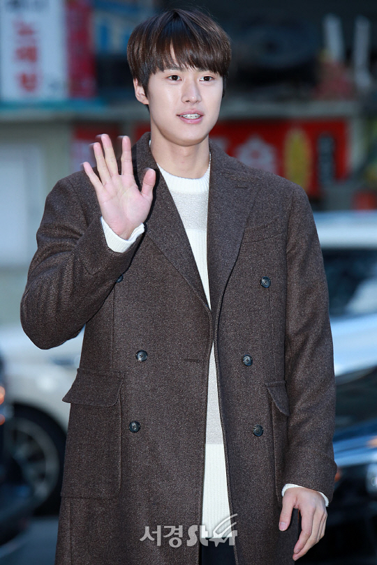 배우 공명이 4일 오후 서울 영등포구 한 음식점에서 열린 tvn 토일드라마 ‘변혁의 사랑’ 종방연에 참석해 포즈를 취하고 있다.