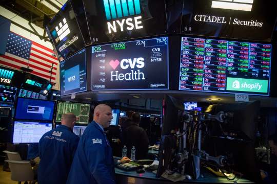 뉴욕증권거래소(NYSE) 전광판에 표시된 CVS헬스 주가 시황/블룸버그