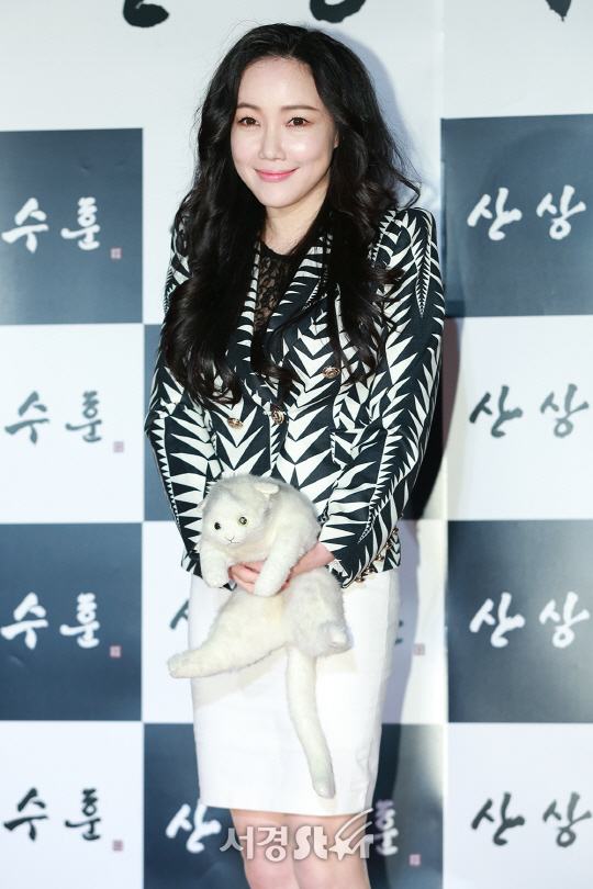 팝아티스트 낸시랭이 4일 오후 서울 강남구 메가박스 코엑스에서 열린 영화 ‘산상수훈(감독 유영의)’ VIP 시사회 포토월 행사에 참석해 포토타임을 갖고 있다.