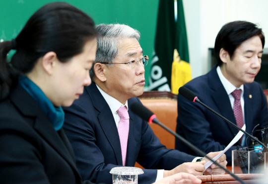 김동철(가운데) 국민의당 원내대표가 5일 오전 국회 본청 원내대표실에서 열린 원내대책회의에 참석해 발언하고 있다. /연합뉴스