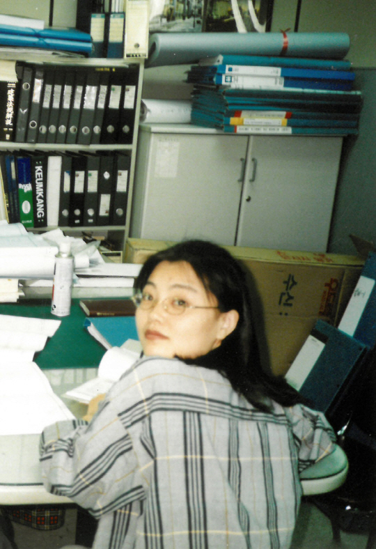 1999년 5월의 어느 날 최은희 대표. 하루 대부분을 책상을 마주하고 앉아 일하는 게 무척이나 좋았던 시절이라고 회고한다.
