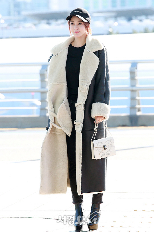 배우 한예슬이 5일 오후 인천 중구 운서동 인천국제공항을 통해 화보 촬영 차 로마로 출국하고 있다.