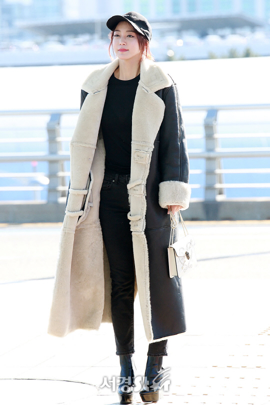 배우 한예슬이 5일 오후 인천 중구 운서동 인천국제공항을 통해 화보 촬영 차 로마로 출국하고 있다.