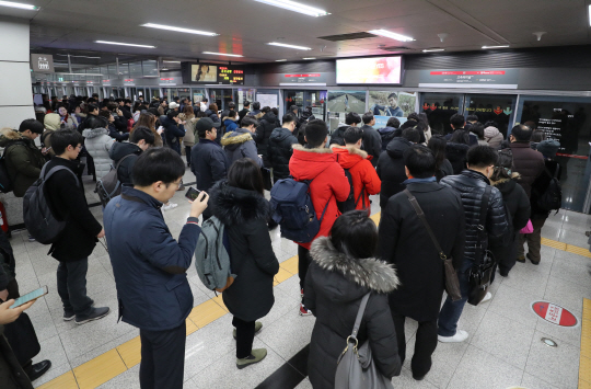 지난 11월 30일 오전 지하철 9호선 고속터미널역에서 출근길 시민들이 열차를 기다리고 있다. /연합뉴스