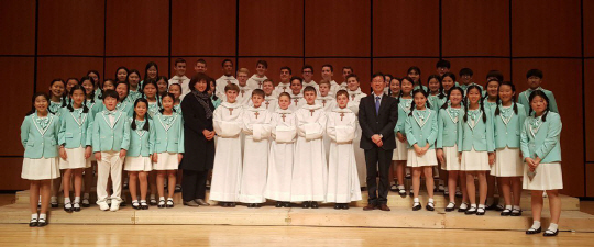 지난해 합동공연을 진행한 김포시립소년소녀합창단과 기념촬영을 하고 있는 파리나무십자가 합창단 단원들.