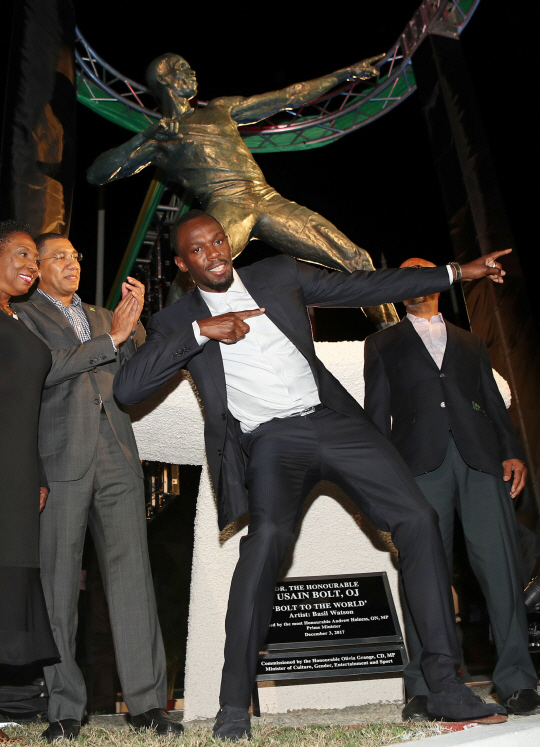 Olympic champion Usain Bolt (C) poses after the unveiling of his statue at the Statue Park at the National Stadium, in Kingston, Jamaica December 3, 2017. REUTERS/Gilbert Bellamy      <저작권자(c) 연합뉴스, 무단 전재-재배포 금지>