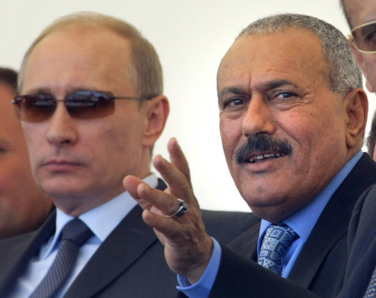 알리 압둘라 살레 전 예멘 대통령과 블라디미르 푸틴 러시아 대통령/AP연합뉴스