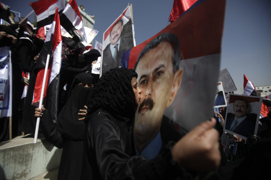 한 여성 지지자가 알리 압둘라 살레 전 예멘 대통령의 사진에 입맞춤을 하고 있다. /사나=AP연합뉴스