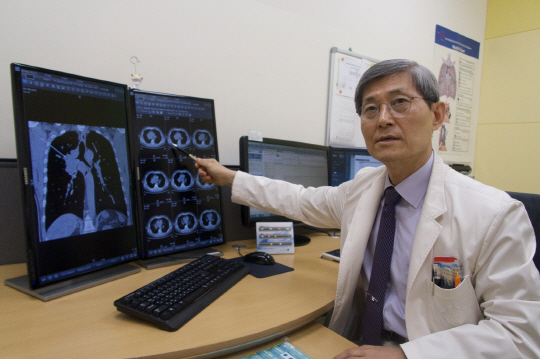 박근칠 삼성서울병원 교수가 뇌로 전이된 폐암 환자의 뇌 영상자료를 보여주고 있다. /사진제공=삼성서울병원