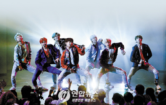 방탄소년단의 ‘마이크 드롭’ 리믹스 버전이 미국 빌보드 메인 차트 28위로 진입했다./연합뉴스