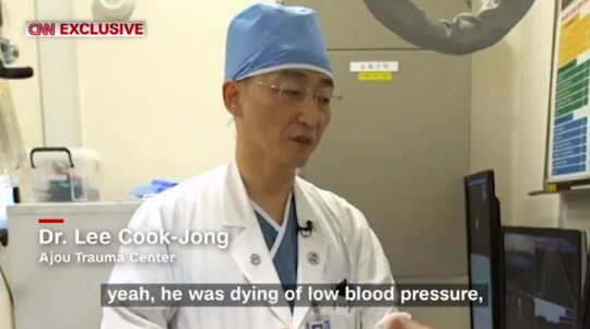이국종 아주대병원 교수(중증외상센터장)가 아주대병원에 실려왔을 때 북한 병사의 상태에 대해 설명하고 있었다. 그는 “병사에게서 맥박이 거의 잡히지 않았고 쇼크로 죽어가고 있었다”고 당시 상태를 설명했다. /사진제공=CNN