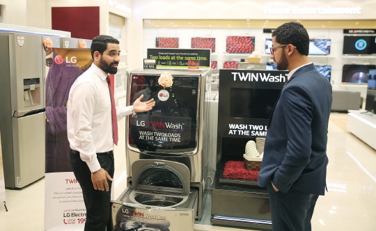 LG전자의 직원이 이집트 최대 쇼핑센터 ‘몰 오브 이집트’ 있는 LG 프리미엄 브랜드샵에서 고객에게 제품을 설명하고 있다./사진제공=LG전자