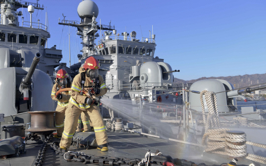 해군 1함대 남원함 장병들이 5일 함정 위에서 전투 수행 능력을 키우기 위한 훈련 가운데 하나로 함정 손상통제훈련을 하고 있다.         /동해=연합뉴스