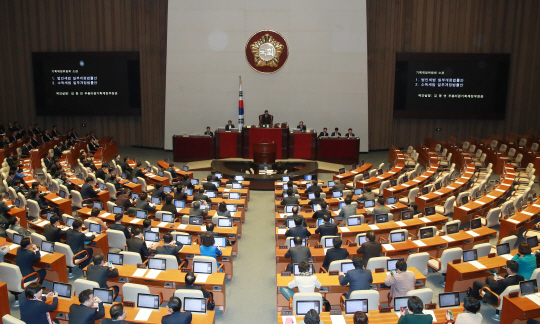 5일 밤 열린 2018년도 예산안 처리를 위한 국회 본회의가 자유한국당이 불참한 상태로 진행되고 있다. /연합뉴스
