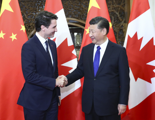 취임 이후 두 번째로 중국을 방문한 쥐스탱 트뤼도(왼쪽) 캐나다 총리가 5일 베이징에서 시진핑 중국 국가주석과 만나 악수하고 있다. 양국은 자유무역협정(FTA) 체결을 위한 타당성 검토에 합의하는 등 실무협력을 확대하기로 했다.  /베이징=신화연합뉴스