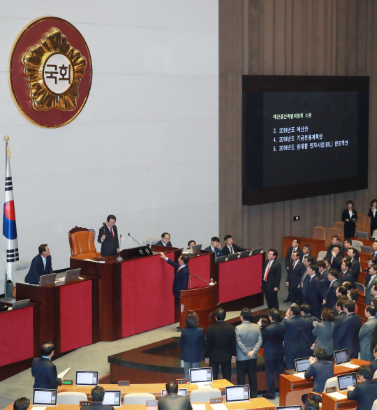 5일 밤 국회에서 열린 2018년도 예산안 및 예산 부수법안 처리를 위한 본회의에서 의원총회로 본회의 개회 뒤 입장한 자유한국당의 항의 속에 2018년도 예산안이 상정되고 있다./연합뉴스