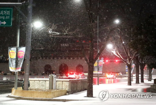 6일 오전 5시경 서울에 눈발이 날리고 있다./연합뉴스