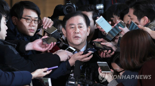 자유한국당 최경환 의원이 6일 오전 국정원 뇌물 의혹 수사를 받기 위해 서울 서초구 서울중앙지검으로 들어서며 취재진의 질문을 받고 있다. /연합뉴스