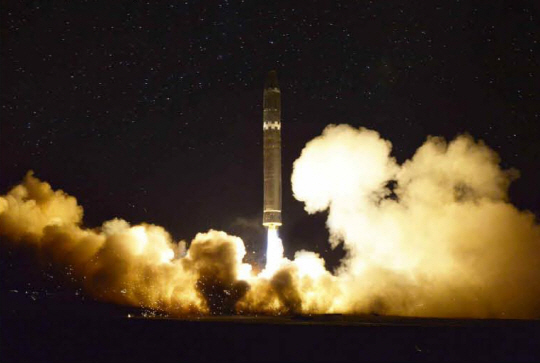 북한이 노동당 기관지 노동신문을 통해 공개한 ‘화성-15’ 미사일 발사모습 /연합뉴스
