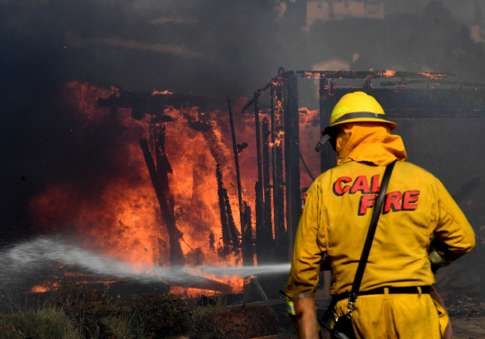 미국 소방대원이 5일(현지시간) 캘리포니아주 벤추라에서 발생한 산불을 진압하고 있다. /AFP연합뉴스