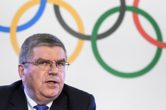 토마스 바흐 IOC 위원장이 6일 집행위원회 회의 후 기자회견에서 러시아의 평창올림픽 참가 금지 조치에 대해 설명하고 있다. /로잔=AFP연합뉴스