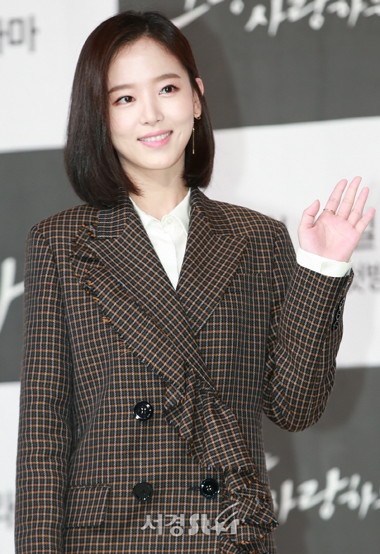 배우 강한나가 6일 오후 서울 영등포구 타임스퀘어 아모리스홀에서 열린 JTBC 새 월화 드라마 ‘그냥 사랑하는 사이’ 제작발표회에 참석해 포토타임을 갖고 있다.