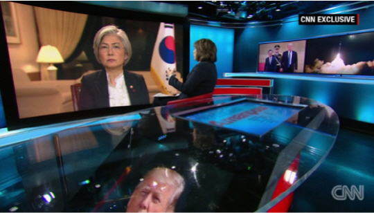 미국 CNN방송에서 앵커 크리스티안 아만푸어가 강경화 외교부 장관에게 질문을 던지고있다. /CNN캡쳐