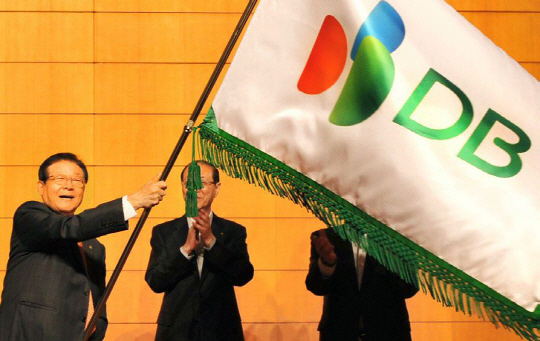 이근영 DB그룹 회장이 지난 11월 1일 서울 강남구 DB금융센터에서 열린 ‘DB그룹 CI 선포식’에 참석해 그룹 깃발을 흔들고 있다.