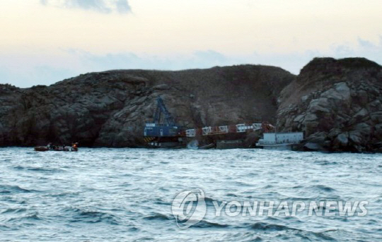 인천 옹진군 해상에서 기상 악화로 인해 크레인선과 예인선이 충돌하는 사고가 발생했다./연합뉴스