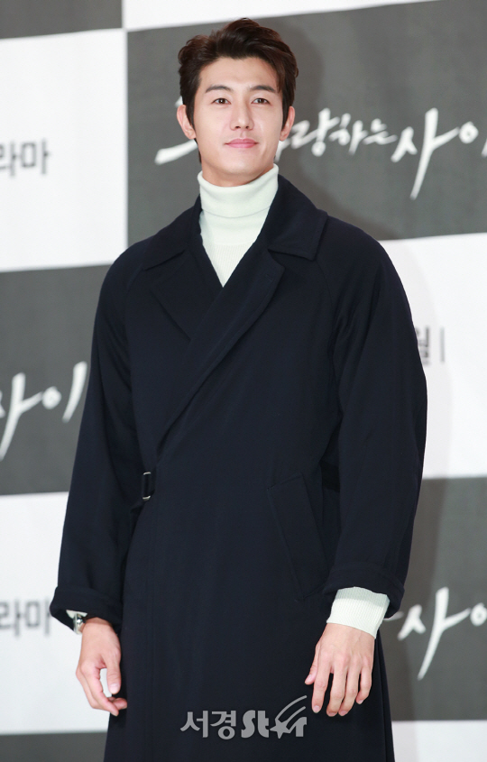 배우 이기우가 6일 오후 서울 영등포구 타임스퀘어 아모리스홀에서 열린 JTBC 새 월화 드라마 ‘그냥 사랑하는 사이’ 제작발표회에 참석해 포토타임을 갖고 있다.
