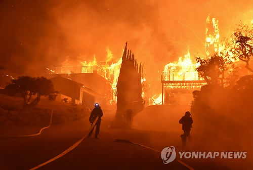 美캘리포니아주…산불에 휩싸인 주택가./연합뉴스