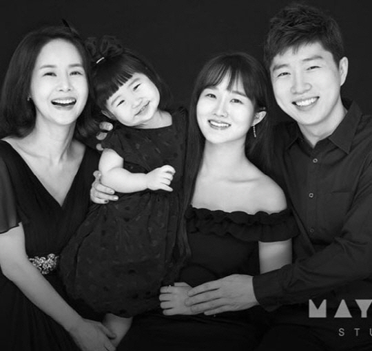 김가연·임요환 가족사진 공개 “작은딸 아빠 판박이 너무 귀엽다” 지금에 감사하자♡