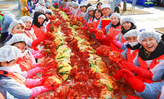 현대중공업이 6일 울산 동구 현대백화점 현대광장에서 350여명의 자원봉사자들과 함께 ‘사랑의 김장담그기’ 행사를 열고 있다. /사진제공=현대중공업