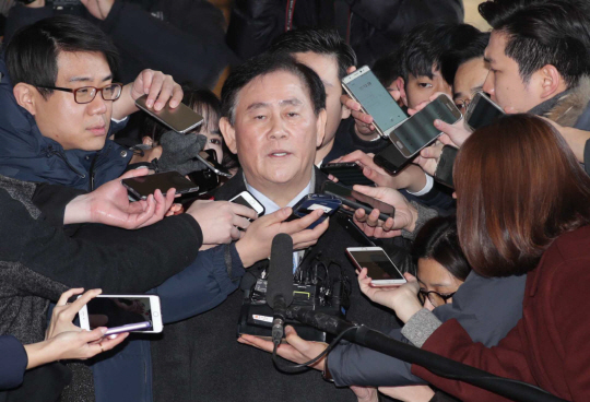 최경환 자유한국당 의원이 6일 서울중앙지검에 출두해 조사를 받기 전에 기자들의 질문에 답하고 있다. 검찰의 세 차례 소환에 불응한 끝에 이날 출두한 최 의원은 “검찰 수사에 성실히 임해 억울함을 소명하겠다”고 말하고 지검으로 들어갔다. 검찰은 최 의원이 국가정보원으로부터 1억원을 수수한 의혹에 대해 수사하고 있다. /연합뉴스