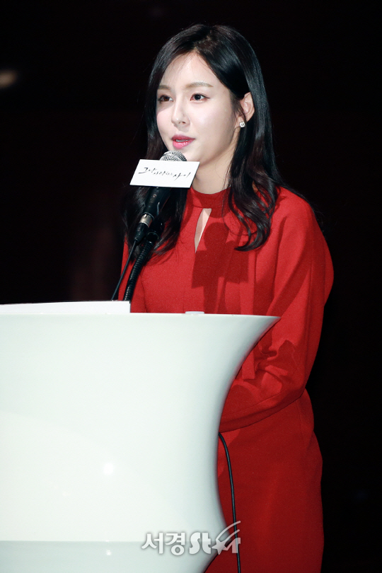 JTBC 아나운서 조수애가 6일 오후 서울 영등포구 타임스퀘어 아모리스홀에서 열린 JTBC 새 월화 드라마 ‘그냥 사랑하는 사이’ 제작발표회에 참석해 사회를 보고 있다.