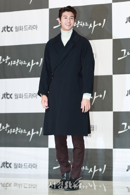 배우 이기우가 6일 오후 서울 영등포구 타임스퀘어 아모리스홀에서 열린 JTBC 새 월화 드라마 ‘그냥 사랑하는 사이’ 제작발표회에 참석해 포토타임을 갖고 있다.