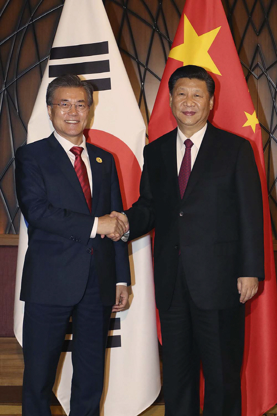 문재인 대통령이 지난달 12일 베트남에서 시진핑 국가주석과 만나 악수를 나누고 있다. /사진제공=청와대