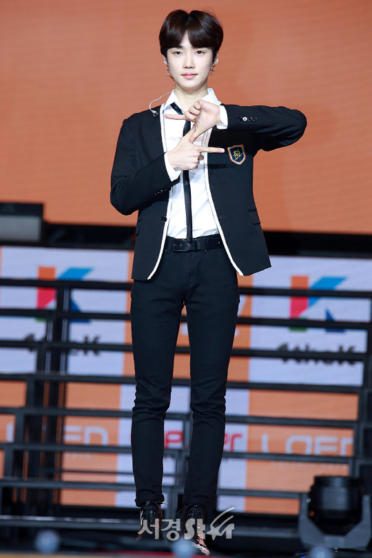 더보이즈(THE BOYZ) 멤버 뉴가 6일 오후 서울 동대문 회기동 경희대학교 평화의전당에서 열린 THE BOYZ(더보이즈) 첫 번째 미니앨범 ‘THE FIRST‘ 프레스 쇼케이스에 참석해 포토타임을 갖고 있다.