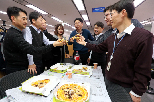 6일 오후 정부세종청사에서 기획재정부 직원들이 청와대에서 보내온 피자를 먹고 있다.   /연합뉴스